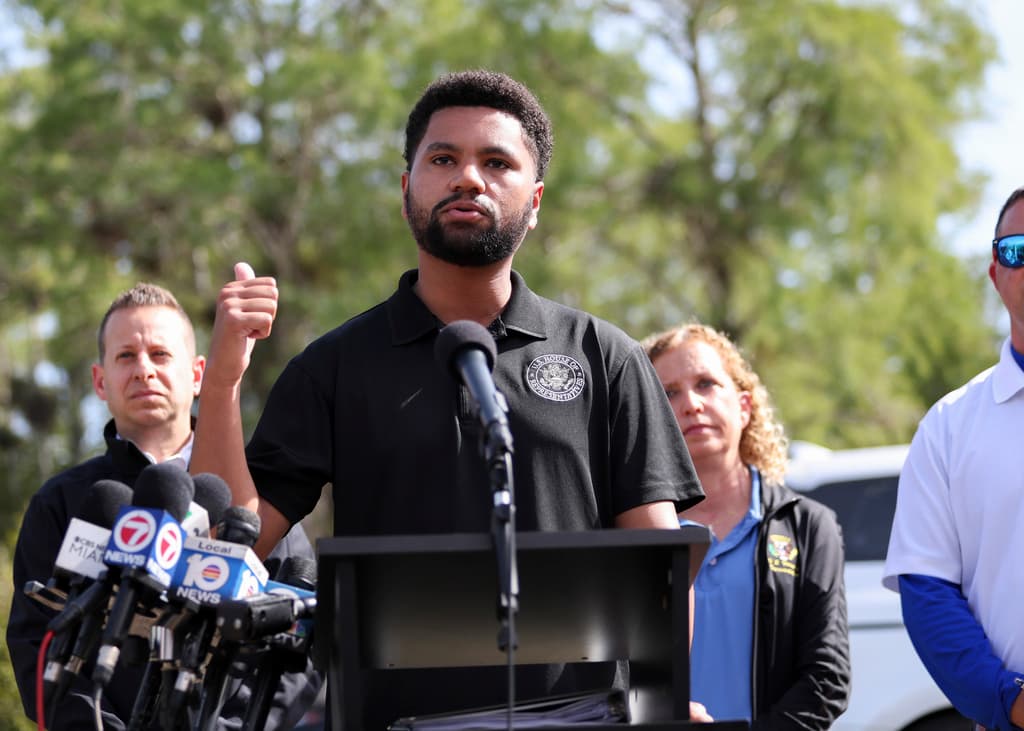 El 
<b>congresista Maxwell Frost</b> habla frente al centro de detención de migrantes conocido como 
<a href="https://www.univision.com/local/tampa-wvea/que-esconde-el-alcatraz-de-los-caimanes-legisladores-demandan-a-desantis-por-bloquear-su-acceso">Alcatraz de los Caimanes</a> durante una conferencia de prensa previa a una visita de inspección a las instalaciones del Centro de Entrenamiento y Transición Dade-Collier. Tras el recorrido, Frost señaló que los legisladores confirmaron que los detenidos carecen de acceso regular a duchas con privacidad y reciben alimentos de baja calidad en porciones mínimas.