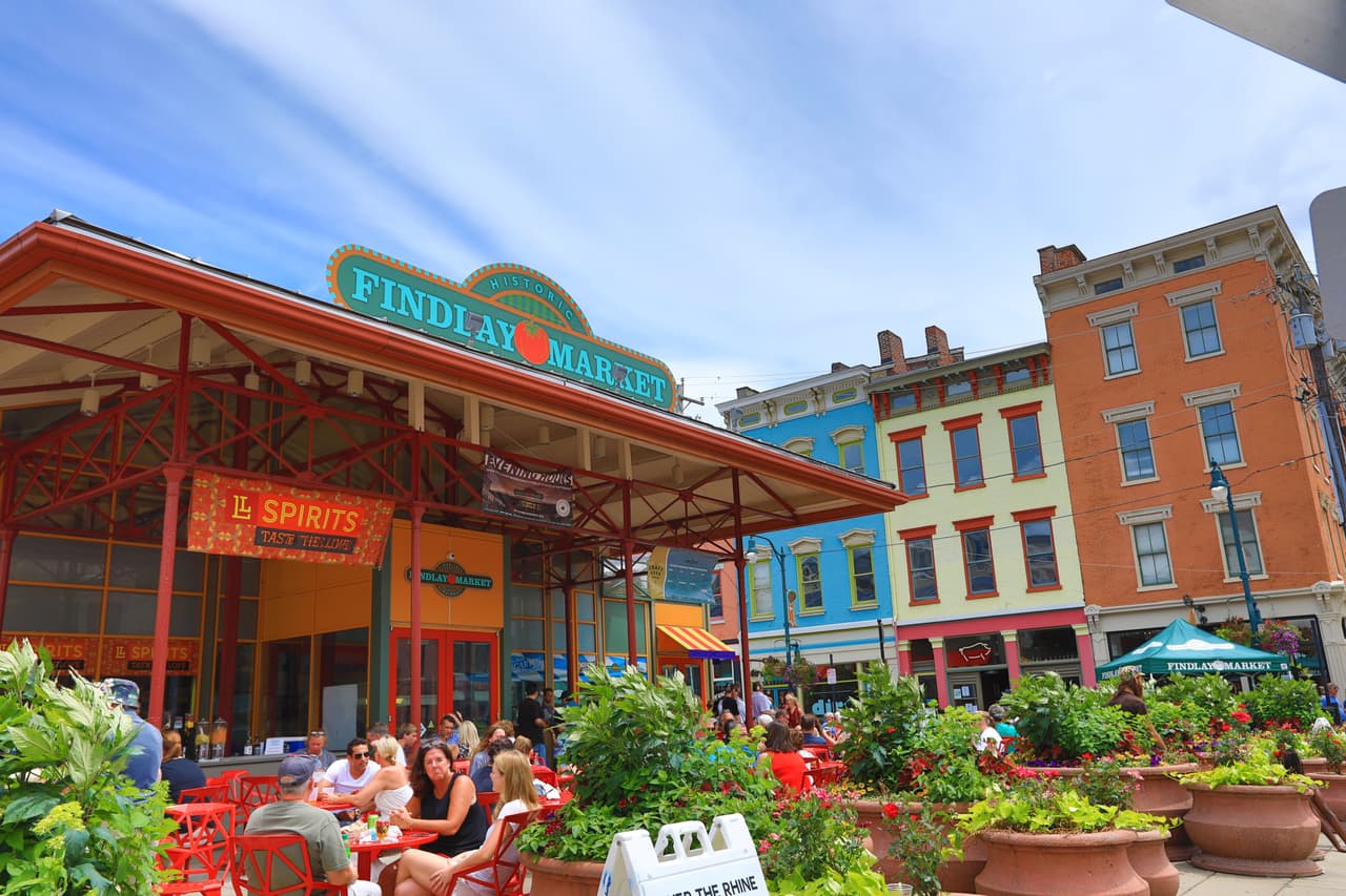 <b>Puesto 19. Cincinnati, Ohio.</b>
<br>
<br>Precio promedio de una residencia unifamiliar: 214,900 dólares.
<br>Renta mensual: 1,513 dólares.
<br>Cuota inicial del 20% para hipoteca: 42,980 dólares.
<br>Pago mensual de la hipoteca (luego del 20% de inicial): 1,114 dólares. 
<br>Diferencia entre alquiler e hipoteca mensual: 399 dólares.
<br>Ahorro al comprar en lugar de alquilar: 4,782 dólares al año.