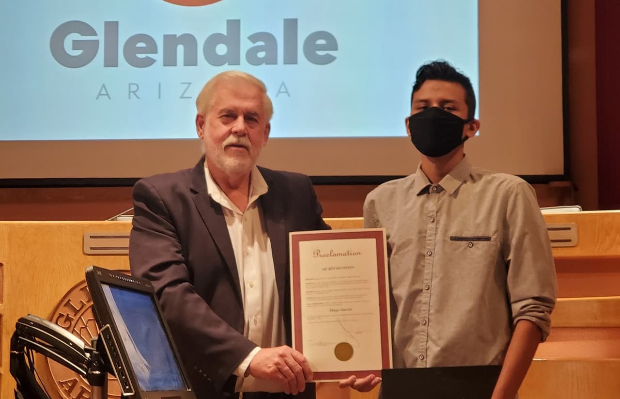 Este joven latino es nombrado un héroe tras salvar la vida a una trabajadora social en Arizona