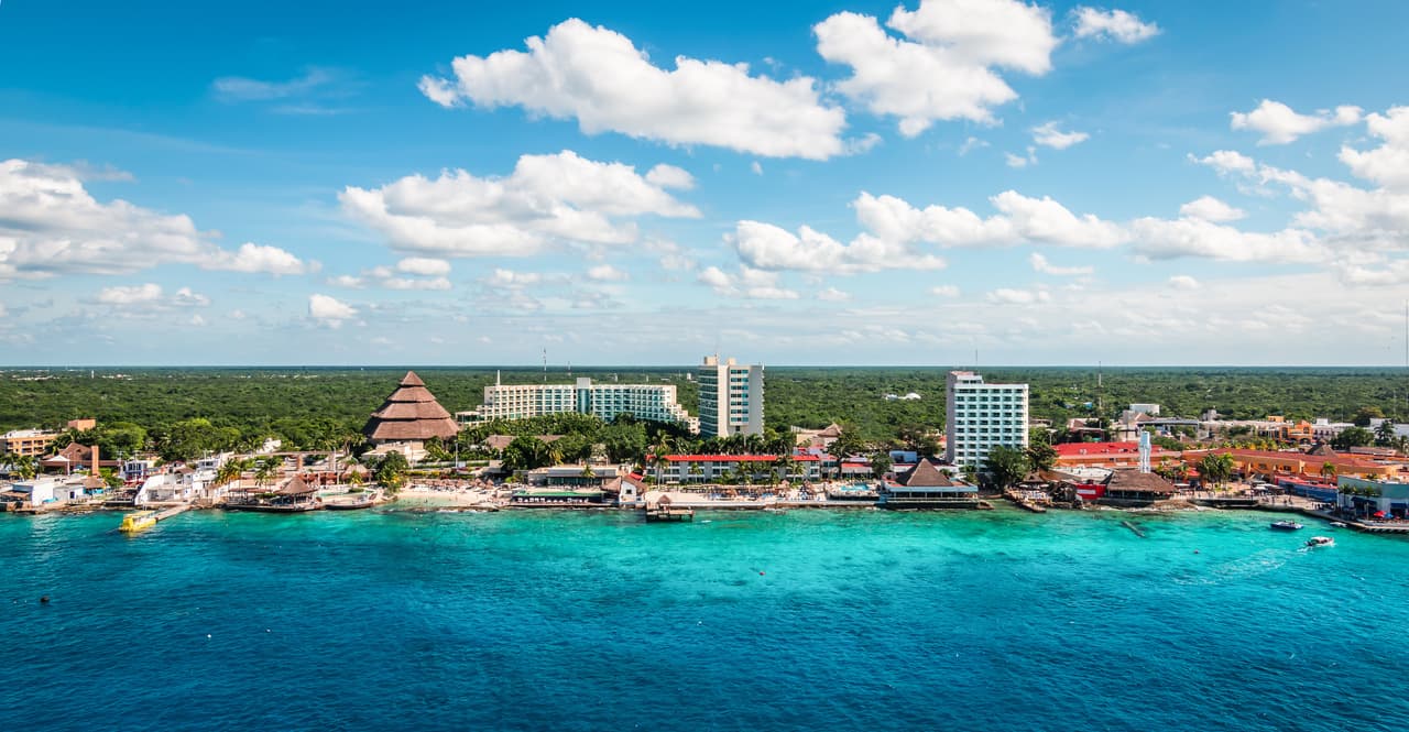 <b>Cozumel, México</b>
<br>
<br>Esta isla frente a la costa de Yucatán en el caribe mexicano está rodeada de aguas cálidas y claras. Es un destino de vacaciones bien establecido y un gran lugar para dejar su trabajo y vivir una vida de ensueño.
<br>
<br> “Cozumel ofrece un buen valor por el dinero gastado, incluso cuando se trata de vivienda”, dice International Living. Cuesta menos de 1,900 dólares al mes a una pareja vivir aquí cómodamente, según la publicación. 
<br>