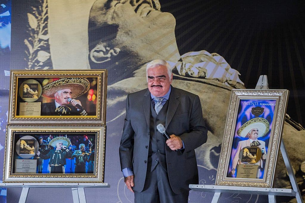 Para 2015, 
<b><a href="https://www.univision.com/noticias/gente/vicente-fernandez-se-recupera-de-una-cirugia-abdominal-de-urgencia" target="_blank">una hernia ventral</a></b> lo llevó de nueva cuenta al quirófano. La operación fue de alto riesgo debido a los antecedentes que ya arrastraba desde 13 años atrás. Por fortuna, volvió a salir airoso. 
<br>