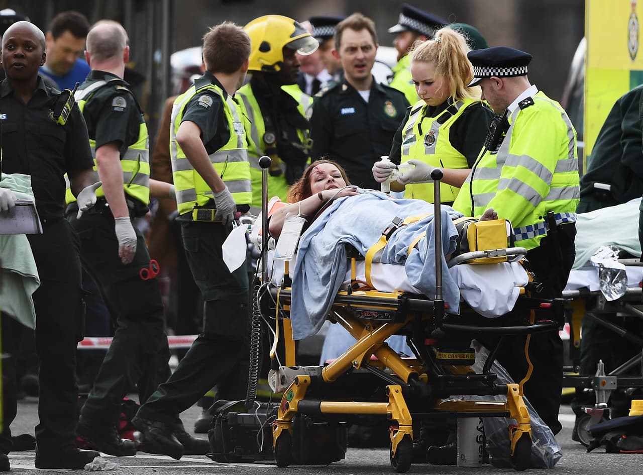 Los servicios de emergencia británicos ayudan a los afectados en el incidente.