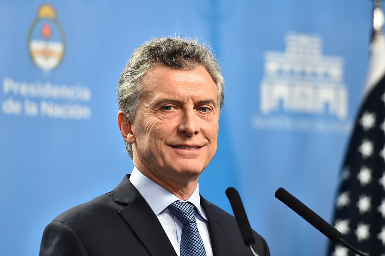 <b><a href="https://www.univision.com/temas/mauricio-macri">Mauricio Macri</a>, presidente argentino</b>. Llegó a la presidencia argentina en 2015, luego de 12 años de gobierno kirchnerista. Es un presidente de centroderecha que llegó tras una ajustada victoria electoral en segunda vuelta electoral, con cerca de un 3% por encima de su contrincante, Daniel Scioli, candidato del kirchnerismo. Desde su llegada al gobierno ha llevado a cabo medidas antipáticas para muchos como la reducción de subsidios a servicios. Pero tras 12 años de gobierno del matrimonio Kirchner, Macri es visto por muchos y 
<a href="http://time.com/collection/most-influential-people-2018/5238110/mauricio-macri-2/" target="_blank">destacado en la revista</a>, como el hombre que acabó con el populismo y que está 'abriendo' la economía de Argentina al mundo, colocando al país nuevamente en mercados crediticios internacionales. Su llegada ha sido recibida en la región como una de las voces fuertes en el cambio de postura frente al gobierno venezolano, tornado cada vez más en antidemocrático, y que con los gobiernos populistas que predominaban previamente en países como Argentina, Brasil, Bolivia y Uruguay gozaba de poco escrutinio.