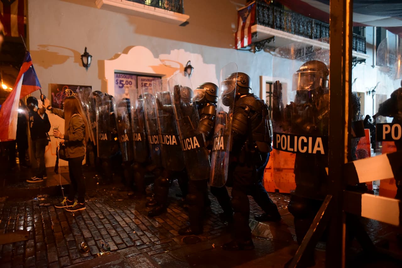 Guardia de la policía hacen guardia frente a la Fortaleza. 
<br>