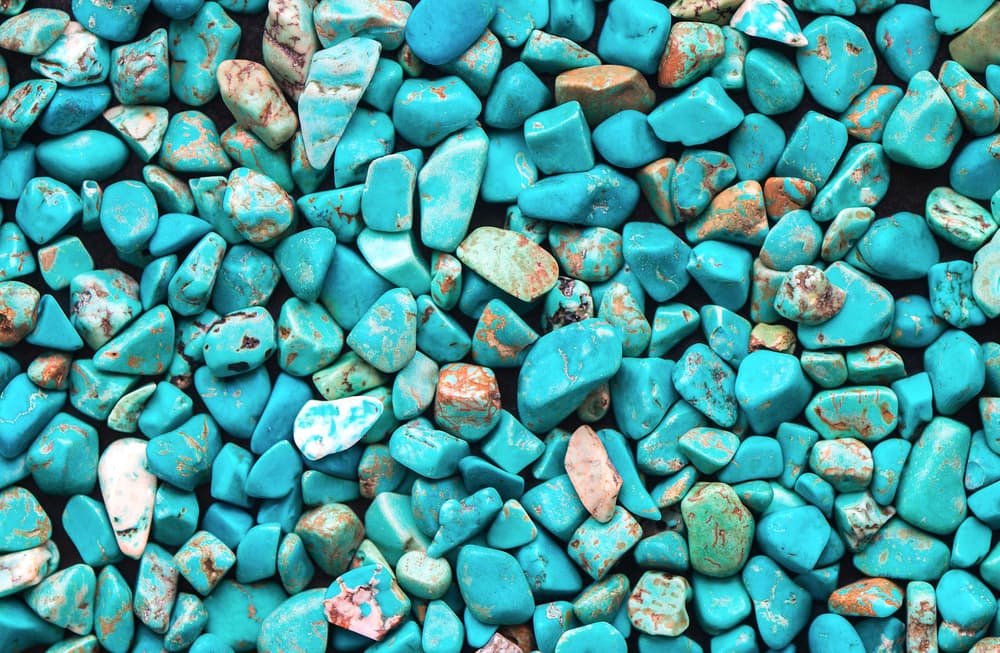 Aunque no hay que olvidar que Acuario es un signo de aire, en realidad su contacto con el agua permea sus amuletos. Comencemos con la turquesa, esta hermosa piedra en tono azulado que evoca con su color las aguas más hermosas y serenas del océano.