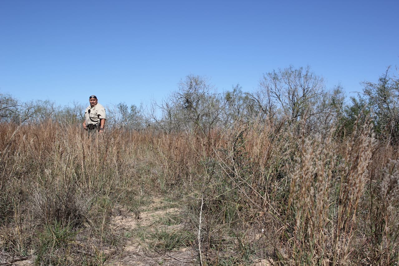 El vicesheriff del condado, Ben Gómez, recorre un terreno donde los migrantes suelen esconderse en su intento de pasar el checkpoint de Falfurrias. La oficina del sheriff se encarga de 
<b>recuperar los restos de los migrantes</b> y enviar los cuerpos a la Oficina del Examinador Médico en el condado Webb. En cambio, los agentes de la Patrulla Fronteriza (Border Patrol) se encargan de detener a los migrantes vivos.