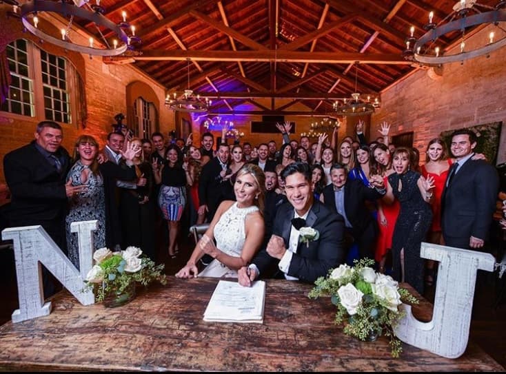 Chyno Miranda se casó por lo civil con Natasha Aros, el día de ayer 26 de agosto, en una ceremonía intima en la ciudad de Miami, en Florida, Estados Unidos, tras cuatro años de relación.