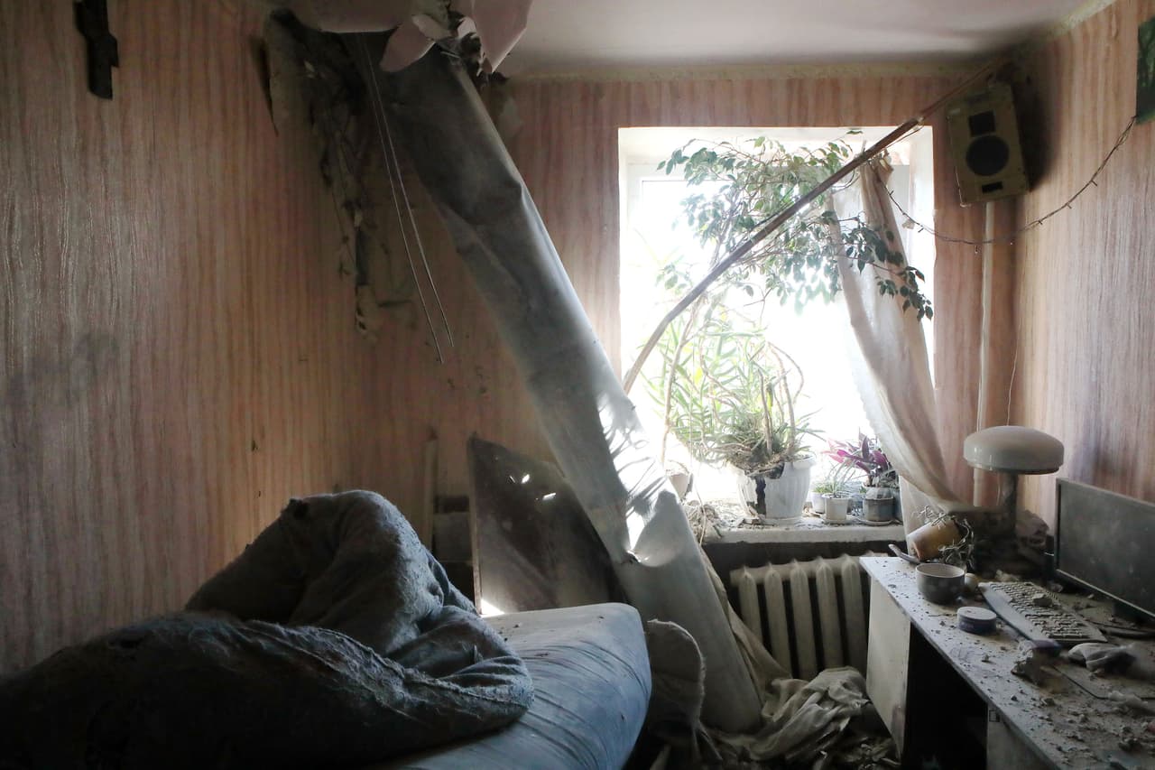 El interior de una casa destruida en un bombardeo ruso del 24 de febrero a una zona residencial de Járkov en el noreste de Ucrania.
<br>
<br>Un convoy de tanques y otros vehículos rusos de 40 millas de largo, seguía el jueves a las afueras de la capital, Kiev. 
<br>