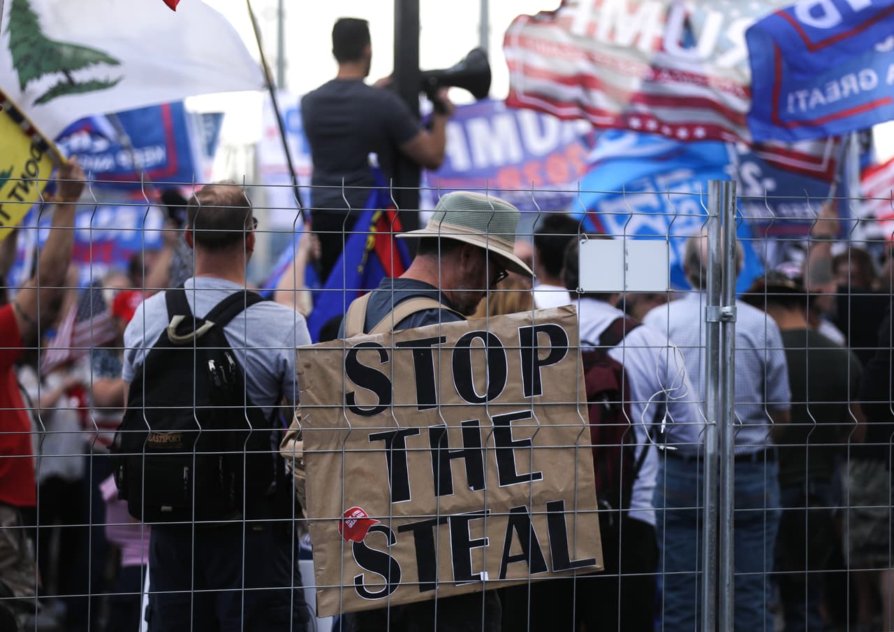 La manifestación que pide "parar el robo" comenzó en el Capitolio estatal temprano este día. Los medios de comunicación proyectan que Joe Biden será el 46 ° presidente de los Estados Unidos después de una victoria en Pensilvania con Kamala Harris para ser la primera mujer y persona de color en ser elegida vicepresidenta.
