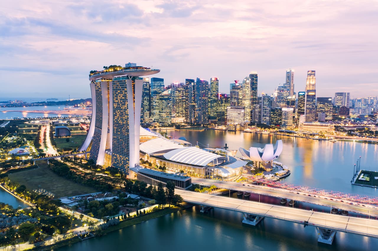 <h3 class="cms-H3-H3">10. Singapur</h3>
<br>
<br>Debido a la inflación económica que está golpeando a todo el mundo, no es extraño que este factor sea predominante a la hora de evaluar las respuestas de los encuestados, ya que a nivel global, el 35% de los expatriados dijo estar descontento con el coste de la vida en el país que residen. 
<br>