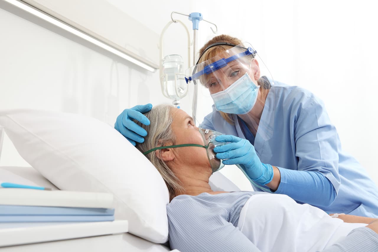 <b>Puesto 16. Terapeuta respiratorio</b>
<br>
<br>Industria: cuidado de la salud
<br>
<br>Salario anual promedio: 62,810 dólares
<br>
<br>Tasa de desempleo: 1.4%
<br>
<br>Proyección del crecimiento para 2030: 23% (31,100 nuevos trabajos)
<br>
<br>Tratan a pacientes con problemas cardíacos y pulmonares, y también pueden verse en situaciones de emergencia ayudando a pacientes que enfrentan ataques cardíacos o derrames cerebrales. Este trabajo requiere un título de asociado y que los trabajadores aprendan y se adapten a las cambiantes prácticas de atención médica.