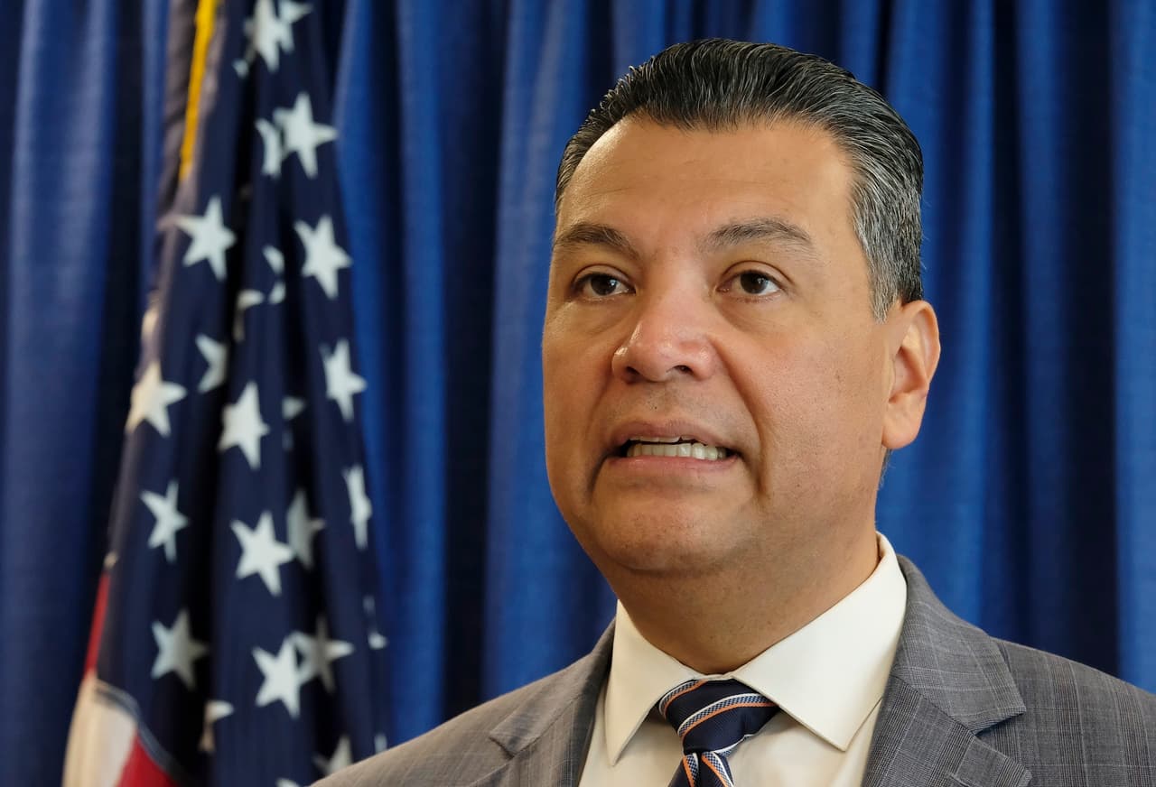 Legisladores latinos piden a Newsom elegir a Alex Padilla como reemplazo de Kamala Harris en el Senado