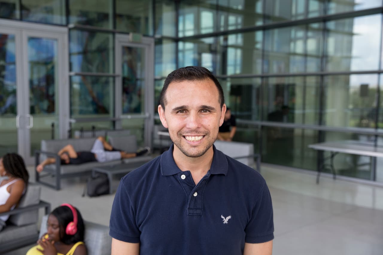 Deseoso de impresionar a una edad temprana, Ángel Sánchez se involucró en la actividad de las bandas en Miami a los 12 años. Detenido en varias ocasiones, pasó un tiempo en un centro de detención de menores antes de ser enviado a prisión con 16 años, condenado como adulto a 30 años por intento de homicidio y asalto a mano armada. Foto tomada en la Universidad de Miami.