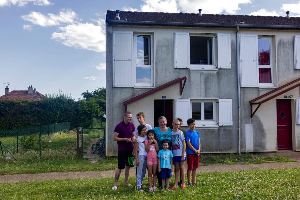 Es muy difícil precisar el número exacto de niños ucranianos deportados a Rusia: las 
<b>autoridades ucranianas afirman que son casi 8,000</b>. Rusia no ha dado una cifra global, pero las autoridades anuncian regularmente la llegada de huérfanos ucranianos en aviones militares rusos.
<br>Olga Lopatkina y sus hijos posan para una foto frente a su casa en Loue, en el oeste de Francia.