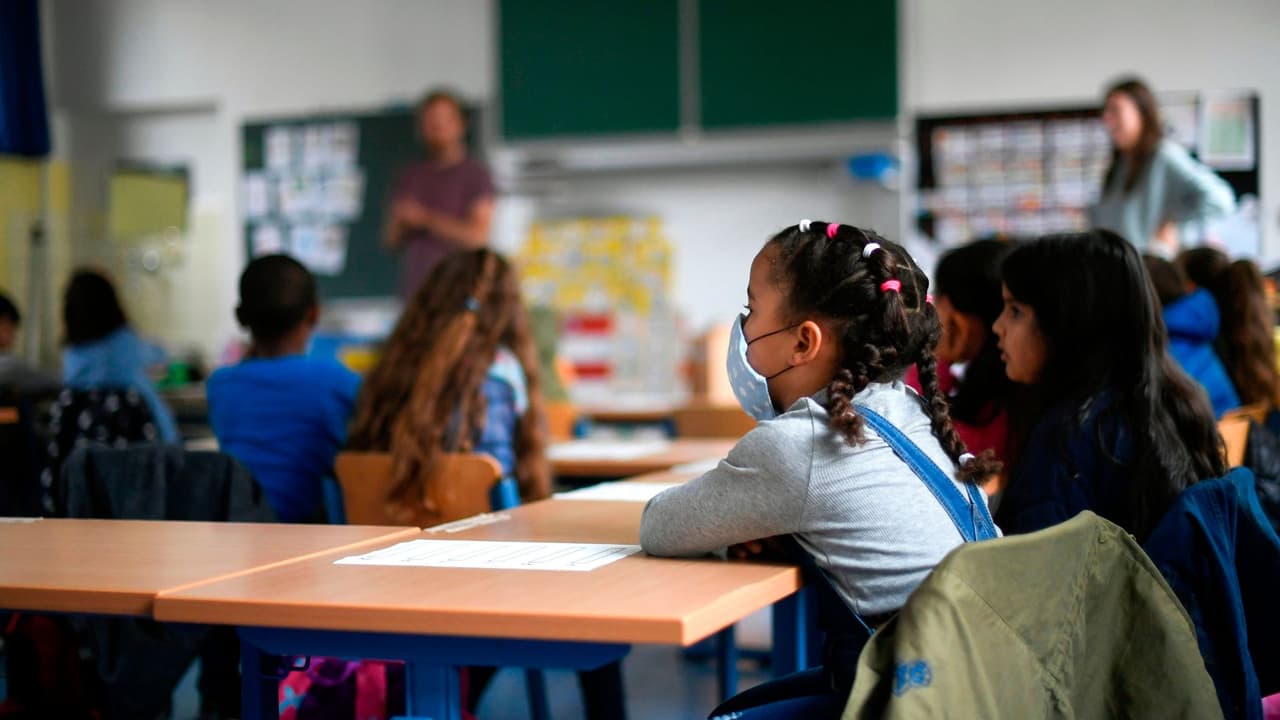 Coppell fue clasificado como el 
<b>tercer mejor lugar para las escuelas públicas</b> en el Estado de la Estrella Solitaria.
<b>: </b>El Distrito Escolar Independiente de Coppell cuenta con 18 campus, que incluyen escuelas primarias y secundarias, 
<b>con un total de 13,420 estudiantes. Solo la mitad de ellos residen en el área, y el 13% tienen raíces hispanas</b>. Según el portal Niche, Coppell ISD 
<b>ocupa el puesto 97 entre 10,932 distritos escolares en Estados Unidos, el puesto 7 entre 1,052 en Texas, y el puesto 4 entre 92 en el área de Dallas-Fort Worth</b> para los mejores distritos escolares.