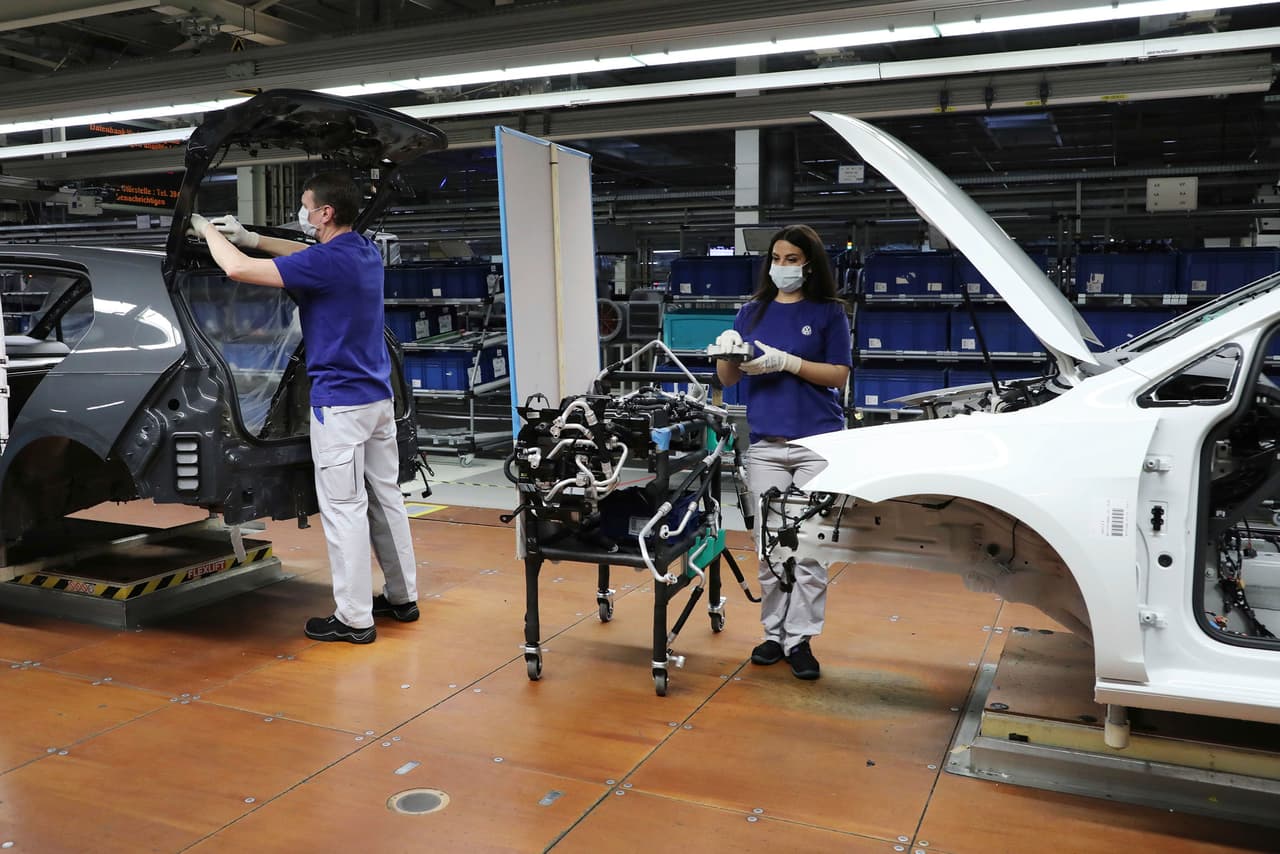 <h3 class="cms-H3-H3"><b>Volkswagen</b></h3>
<br>
<br>Tras una pausa en su producción de seis semanas, Volkswagen planea reactivar las actividades en su planta de Chattanooga, Tennessee, el domingo, 3 de mayo. Según la firma, esto se llevará a cabo en diferentes fases para gradualmente incrementar el volumen de producción en el transcurso de las semanas siguientes. 
<br>