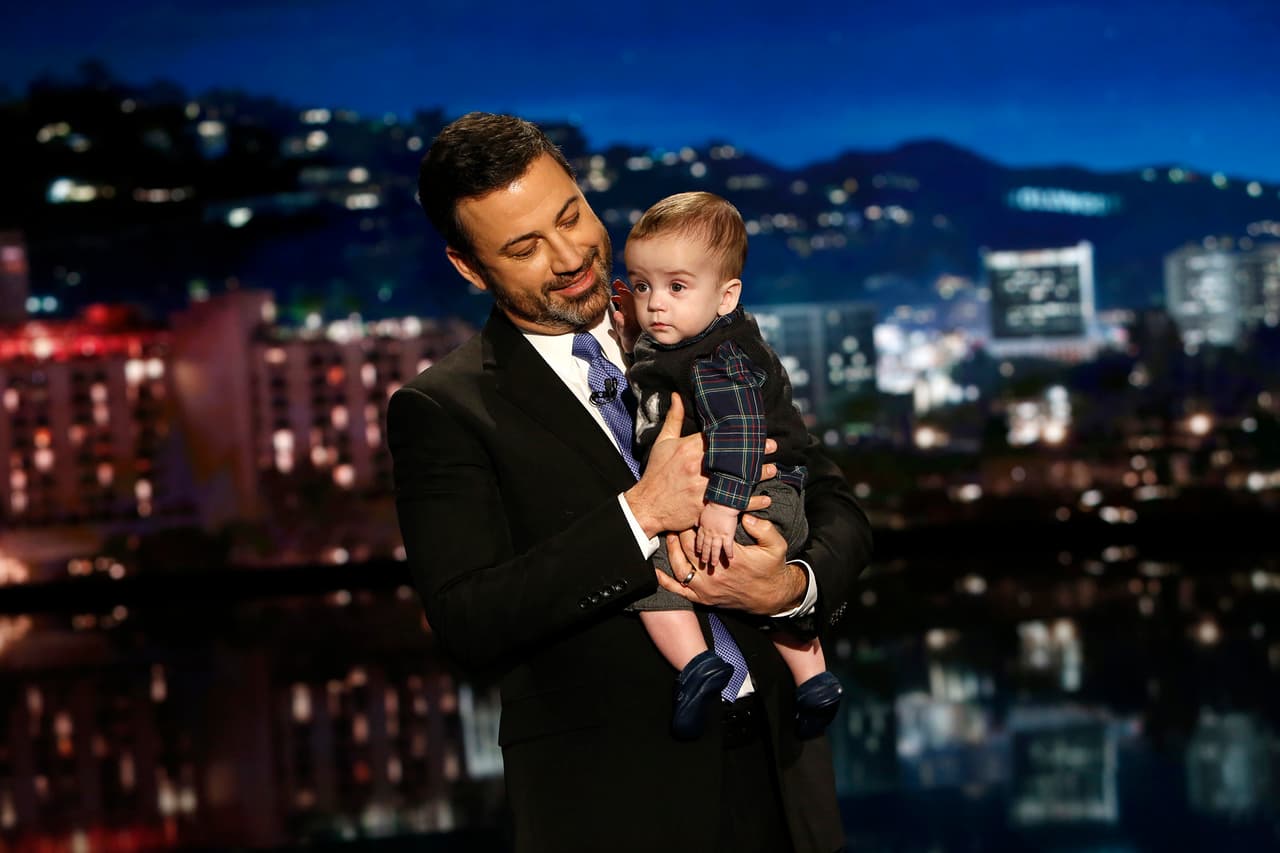 Con su bebé recién operado y entre lágrimas, Jimmy Kimmel aboga por el programa de seguro infantil CHIP