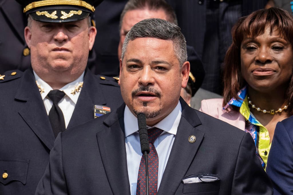 <b>Edward Caban (ex comisionado de policía): </b>
<a href="https://www.univision.com/local/nueva-york-wxtv/edward-caban-renuncia-jefe-policia-nypd" target="_blank">Su casa fue registrada y sus dispositivos confiscados. </a>L a investigación también involucró a su hermano gemelo, James Caban, quien dirige una empresa de consultoría sobre vida nocturna. Edward Caban renunció una semana después para evitar "distracciones" en el departamento.