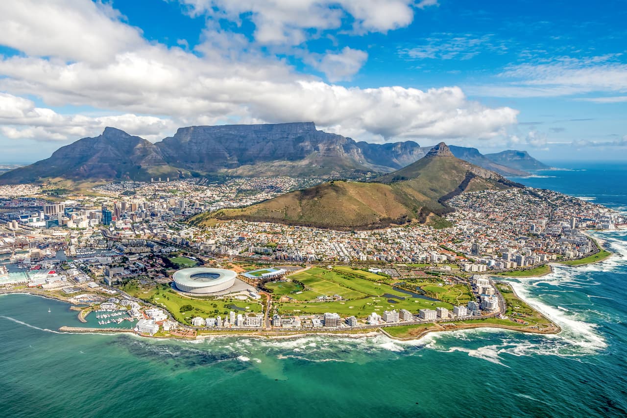 <b>Puesto 16: Sudáfrica</b>
<br>
<br>Tasa más alta de impuesto sobre la renta personal en 2021: 45.00%.
<br>
<br>En ese país se aplica la tasa más alta a los ingresos anuales superiores a 1,656,600 rand (1,878,460 dólares). No hay impuestos sobre la renta locales y los sudafricanos reciben créditos por los impuestos pagados en el extranjero.
<br>