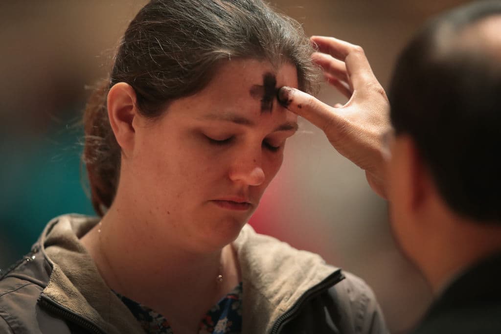 El origen de este día también está ligado al Judaísmo, cuando desde hace siglos tenían la costumbre de cubrirse con cenizas tras haber pecado o si se estaban preparando para una celebración importante, como una manera de contricción y su deseo de convertir su vida llena de pecados a una junto a Dios.