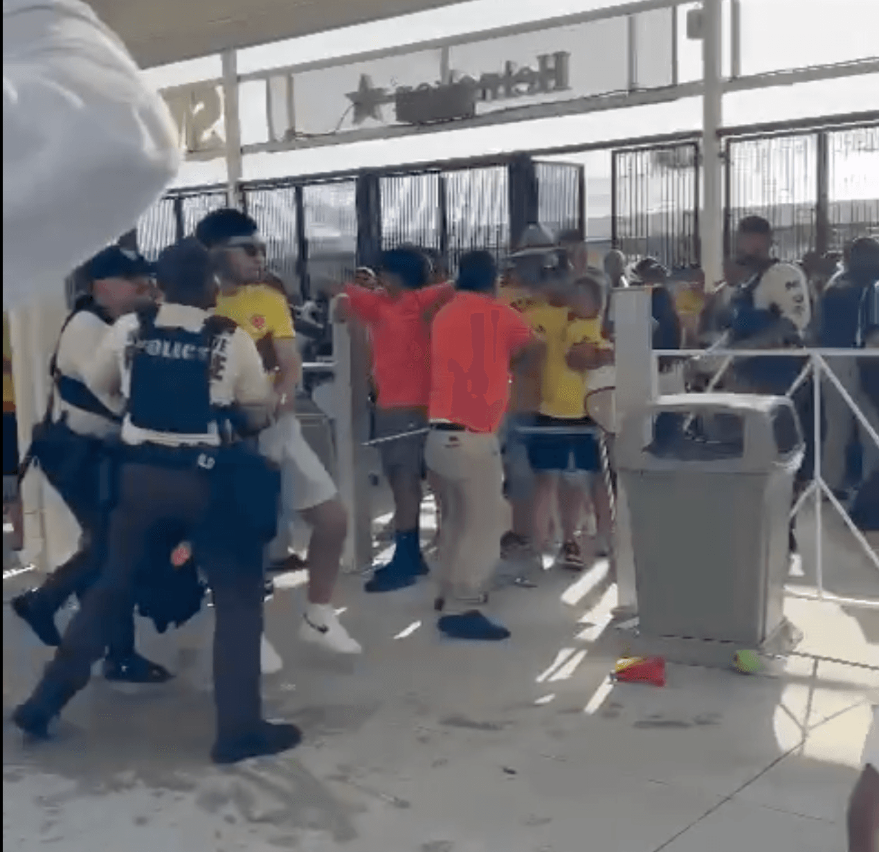 Las autoridades determinaron cerrar algunas de las entradas mientras identificaban a las personas responsables del desorden.
