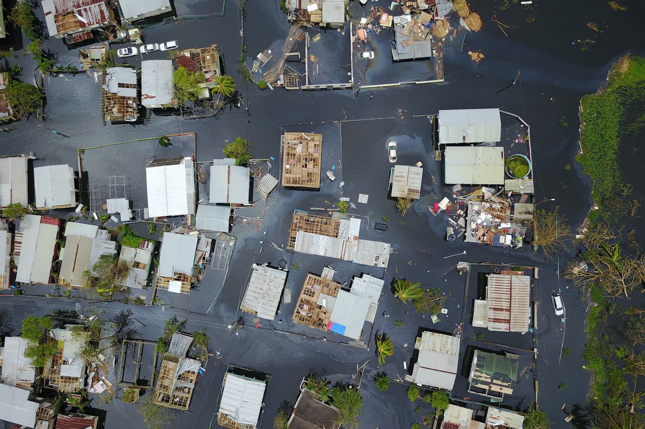 Las viviendas del vecindario Juana Matos en Cataño, el municipio más pequeño de la isla, afectadas por la intensa inundación.