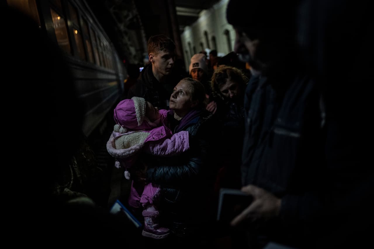 Refugiados ucranianos esperan para abordar un tren rumbo a Polonia en Lviv, al oeste de Ucrania. 
<a href="https://www.univision.com/noticias/mundo/voluntarios-guerra-rusia-ucrania" target="_blank">Cerca de 2.5 millones de personas</a> han abandonado el país desde el inicio de la invasión rusa, el pasado 24 de febrero.