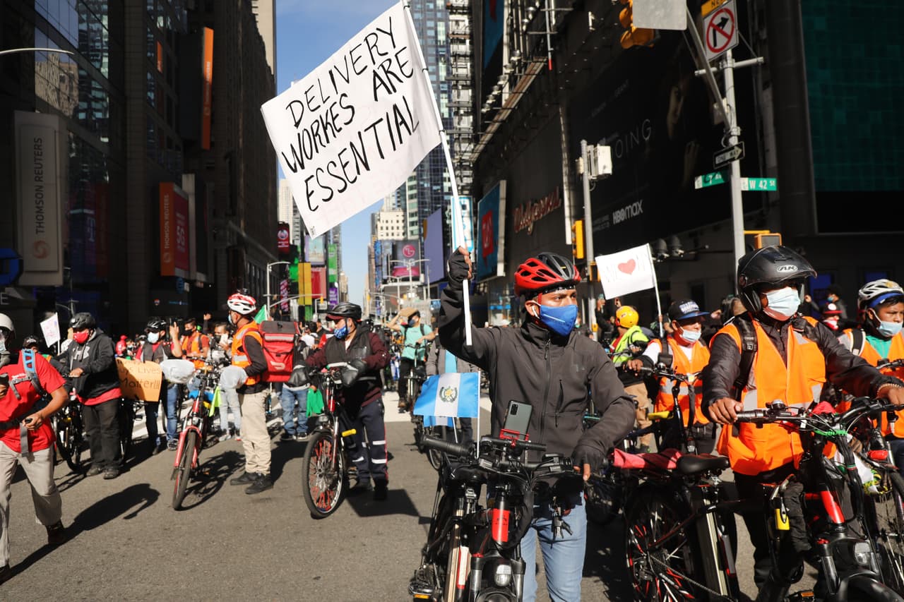 “Los repartidores somos esenciales” se lee en un cartel que fue llevado a la protesta. Antony Chávez, un repartidor guatemalteco de 25 años a quien le robaron la bicicleta en marzo, dijo a la agencia AP que “estos delitos quedan siempre impunes. Necesitamos que las autoridades nos brinden protección, necesitamos que investiguen”.