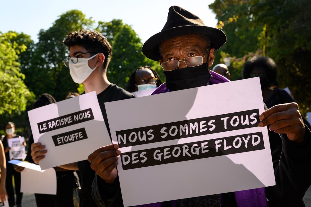 En París, Francia, un grupo de manifestantes protestó frente a embajada de EEUU el 1 de junio. Instaron al gobierno francés a tomarse más en serio la violencia policial y mostraron carteles con frases como “El racismo nos asfixia" y “todos somos George Floyd”. 
<br>