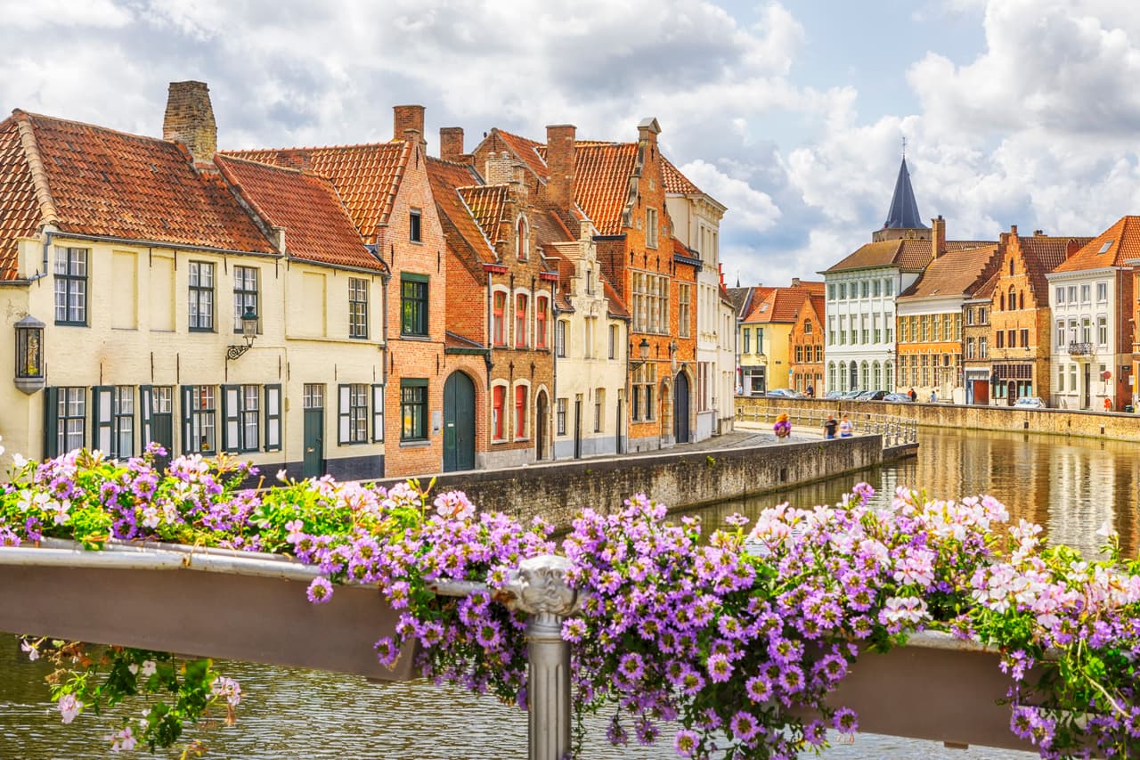 <h2 class="cms-H2-H2">15. Bélgica</h2>
<br>
<br>🧳 
<b>¿Qué lugar ocupó en 2022? </b>No estuvo entre los 15 primeros. 
<br>
<br>🧳 
<b>¿Por qué está en el listado? </b>Bélgica ofrece a los turistas no solo bellos paisajes, arquitectura, historia y museos, sino también la posibilidad de transportarse en bicicleta con facilidad, lo que es también considerado como una ventaja. 
<br>
<br>🧳 
<b>¿De qué tienes que cuidarte si viajas a este país?</b> El Departamento de Estado alerta que los turistas deben tener especial cuidado con los carteristas.
<br>