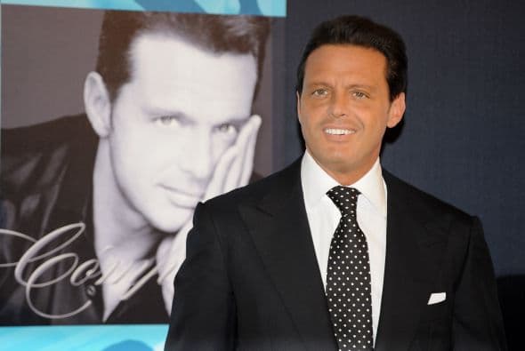 Luis Miguel Gallego Basteri nació el 19 de abril de 1970 en San Juan, Puerto Rico y durante su niñez se mudó a México.