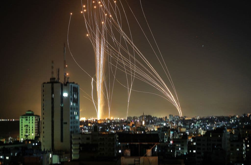 El sistema 
<b>es capaz de destruir simultáneamente varios misiles en el aire</b>. También evita que caigan sobre asentamientos civiles. En la imagen se aprecia a la derecha los misiles del "Domo de Hierro" perseguir a los cohetes lanzados desde la Franja de Gaza.