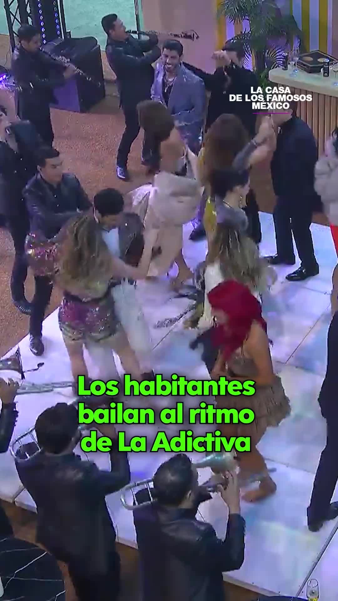 Los habitantes bailan al ritmo de La Adictiva