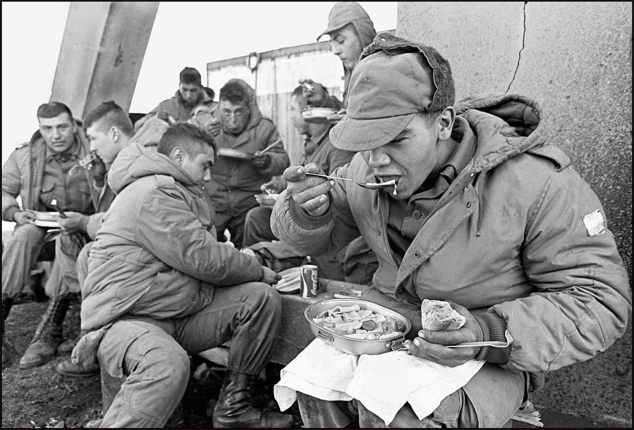 Tras 74 días de ocupación por parte de las fuerzas argentinas, la fuerza expedicionaria británica logró la recuperación de las islas. Los británicos sufrieron duros golpes, como el hundimiento del Shefield, uno de sus barcos insignias. Y protagonizaron el episodio más traumático de la guerra cuando hundieron del buque General Belgrano, donde murieron más de 300 argentinos.