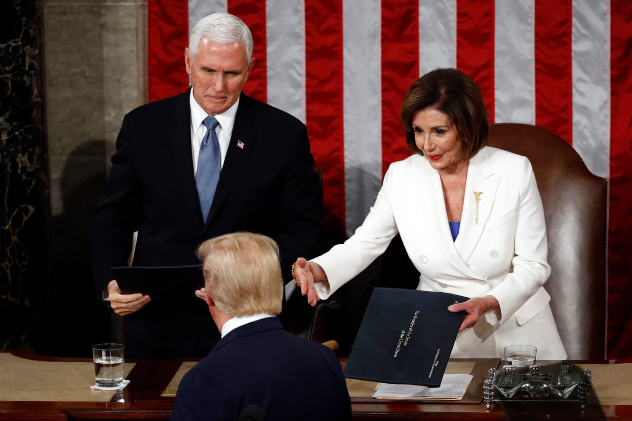 A su llegada al podio, el presidente dejó con la mano extendida a Nancy Pelosi. Este momento se convirtió en uno de los más comentados de la noche.