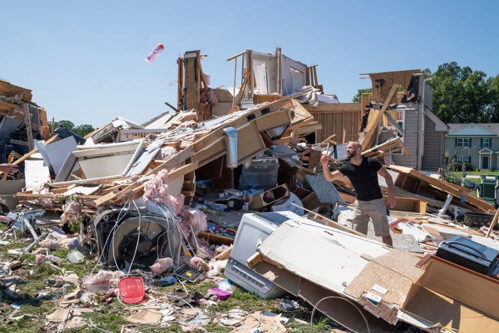 En la fotografía, Sam Catrambone, vecino de Mullica Hill, Nueva Jersey, ayuda a limpiar los escombros de la casa de un amigo que fue derribada por el tornado. Autoridades de Nueva Jersey 
<b>tuvieron que decretar el estado de emergencia.</b>