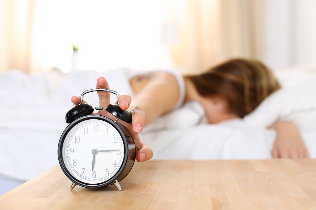 Prohibidas las siestas por la tarde. Si lo haces seguramente no tendrás sueño en la noche y despertarás aún más cansado al otro día.