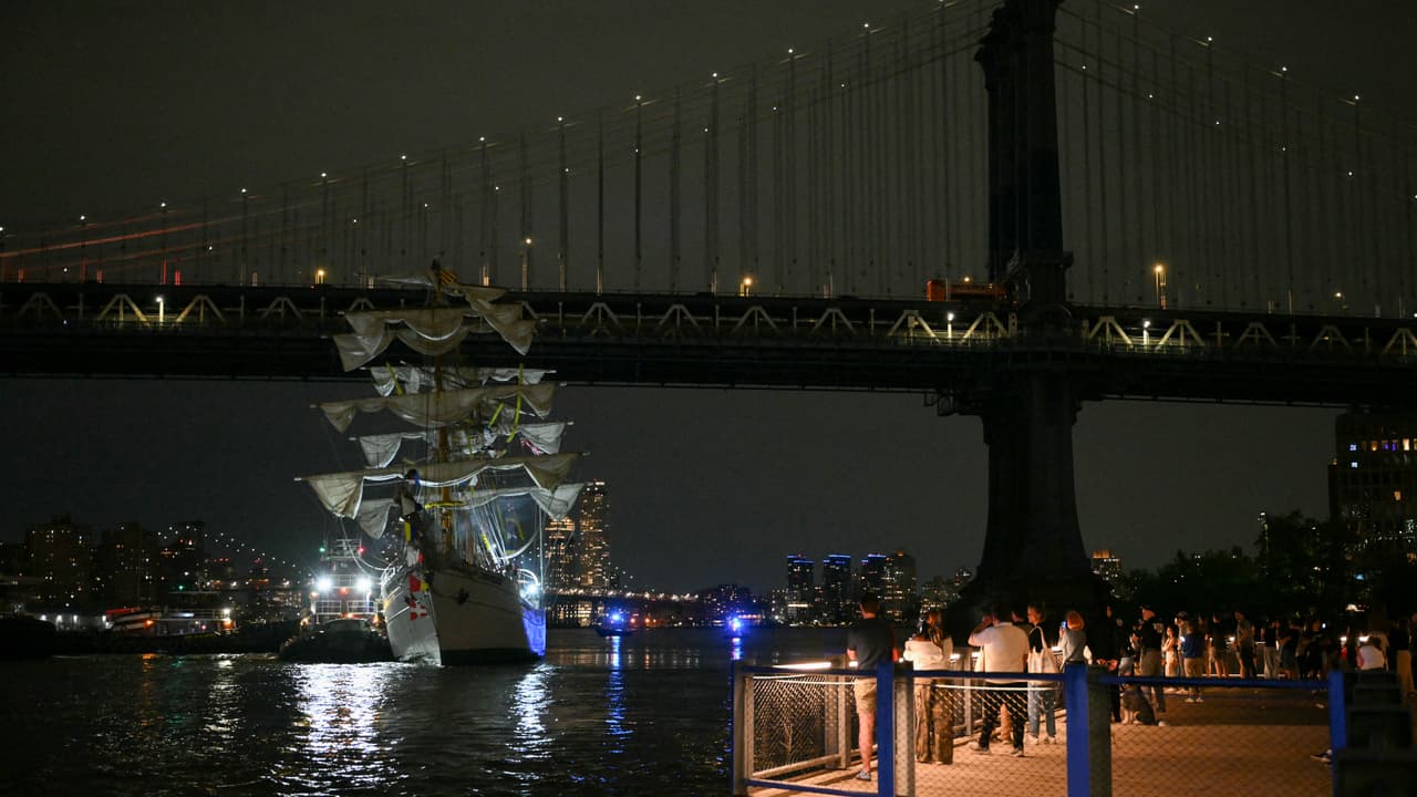 En video: El momento en el que el buque de la Armada de México choca contra el puente de Brooklyn