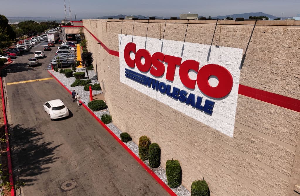 Costco apuntó que el 
<b>aumento en el precio</b> de sus membresías 
<b>aplica</b> a sus 
<b>108 almacenes en Canadá</b>, los 
<b><a href="https://www.univision.com/noticias/dinero/costco-refuerza-medidas-membresias-prestadas-fila-autopago" target="_blank">605 de Estados Unidos</a></b> y los 
<b>cuatro </b>localizados en
<b> Puerto Rico</b>.
