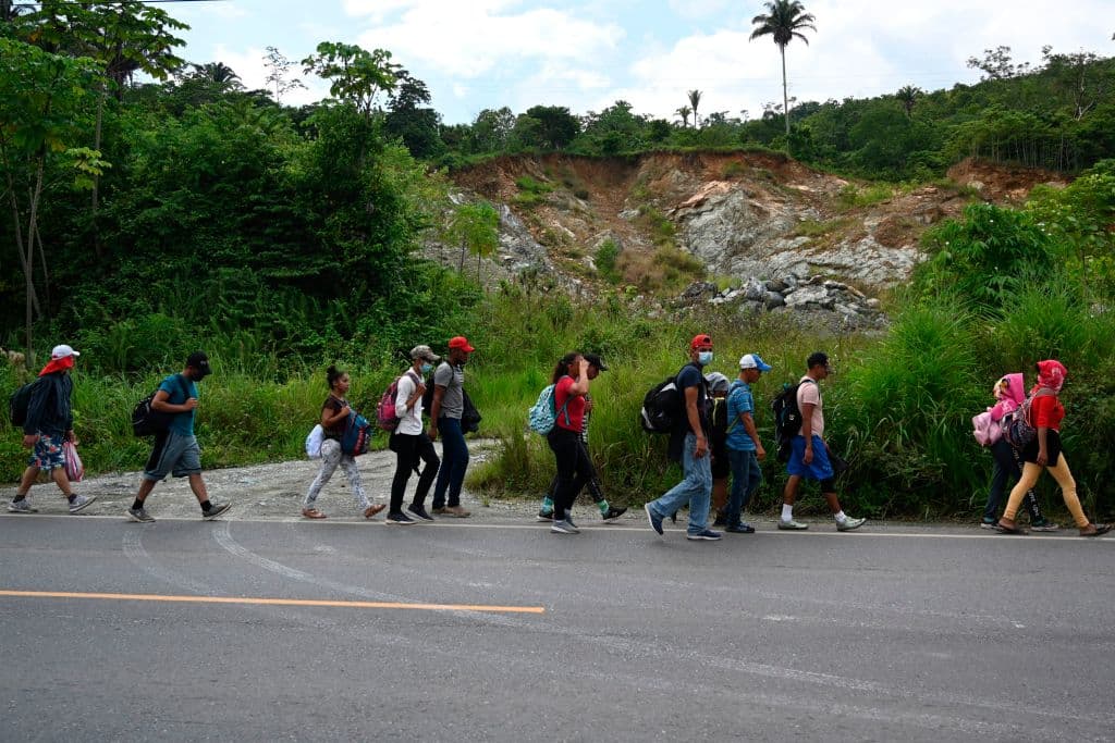Afectados por los recientes huracanes, grupo de hondureños deja su país y parte rumbo a EEUU