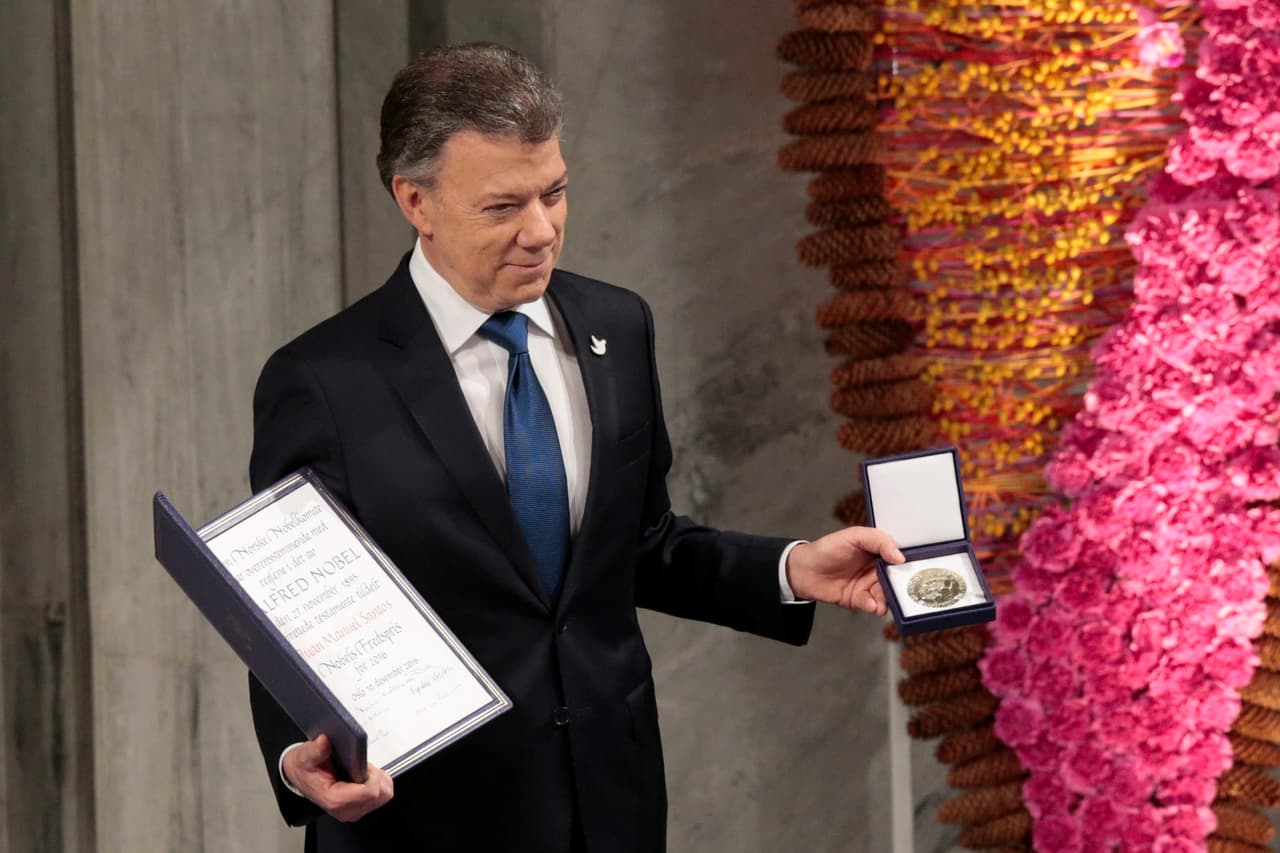El presidente colombiano muestra el diploma y la medalla durante la ceremonia que se celebró este sábado en Oslo. Con el acuerdo de paz, unos 7,000 guerrilleros de las FARC abandonarán las armas y podrán conformarse como partido político.