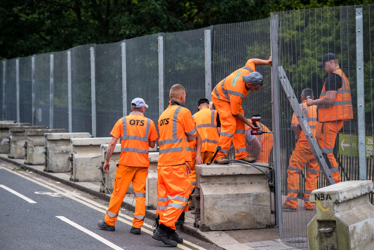 Aquí se ven trabajadores colocando vallados para contener las protestas en las afueras de la Winfield House, en donde vive el embajador de EEUU en Reino Unido, Woody Johnson. A Trump le esperan masivas manifestaciones bajo el lema 'Stop Trump'. Los británicos también lanzaron 
<b>una campaña para</b> 
<b><a href="https://www.univision.com/noticias/relaciones-internacionales/con-la-cancion-american-idiot-en-todas-las-radios-asi-recibiran-los-ingleses-a-donald-trump" target="_blank">"recibir a Trump" haciendo sonar en todas las radios y descargar masivamente en sus celulares la canción 'American idiot'</a></b>, la canción de la banda estadounidense Green Day. 
<b>"Una campaña idiota para un hombre idiota",</b> argumentan en 
<a href="https://www.facebook.com/trumpidiot/posts/610763649301401">su página de Facebook.</a>
<br>