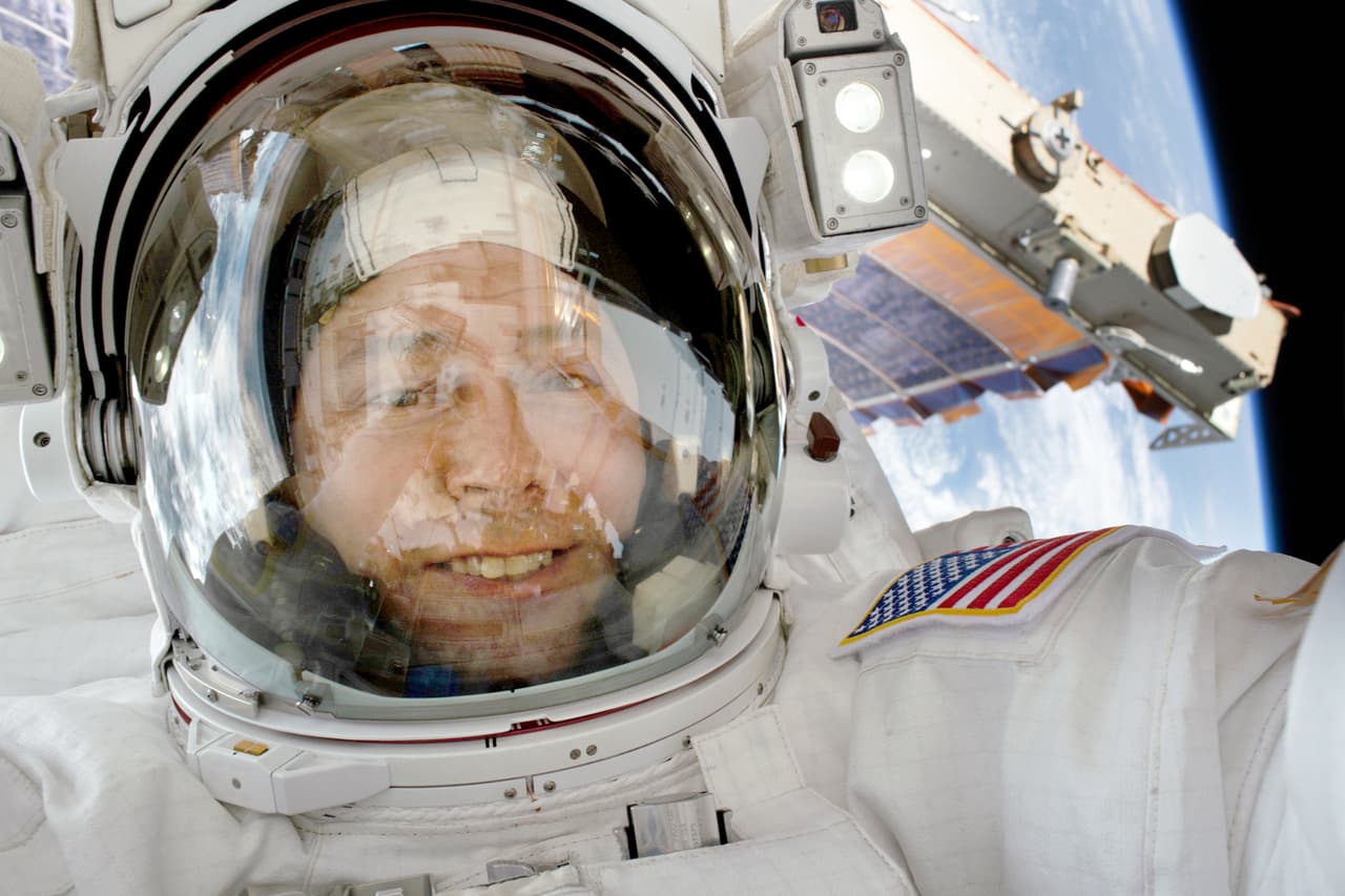 Esta semana regresó a la tierra el astronauta estadounidense Nick Hague, quien pasó 203 días en la Estación Espacial Internacional (ISS, por sus siglas en inglés). A través de su cuenta en 
<a href="https://twitter.com/AstroHague" target="_blank">Twitter y de las redes sociales de NASA</a>, Hague compartió detalles de la vida cotidiana en el complejo laboratorio en órbita y expuso la belleza de nuestro planeta con las fotografías que tomó desde una perspectiva privilegiada. “Una selfie fuera de este mundo tomada en mi primera caminata espacial”, escribió Hague junto a este autorretrato con la Tierra de fondo que publicó el 21 de junio de 2019. 
<a href="http://nationalselfieday.net/" target="_blank">En esa fecha se celebra en EEUU el día nacional del selfie, desde 2014.</a>