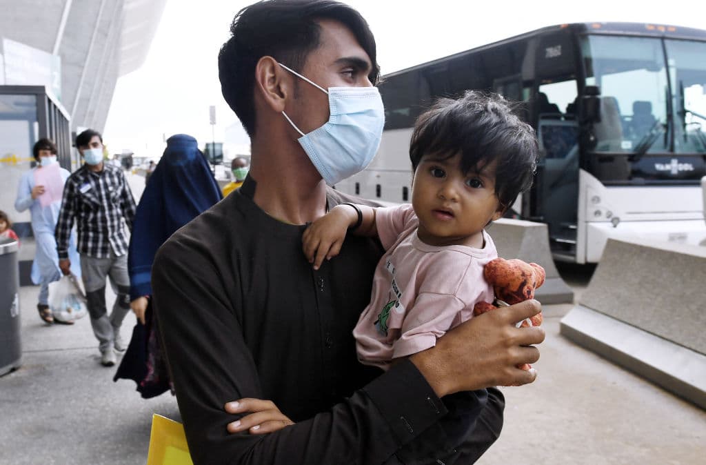 Estados Unidos ha prometido seguir evacuando afganos, junto a ciudadanos estadounidenses y sus tropas 
<b>hasta el último momento</b>. En la imagen, refugiados afganos llegan al aeropuerto de Dulles, en Virginia.