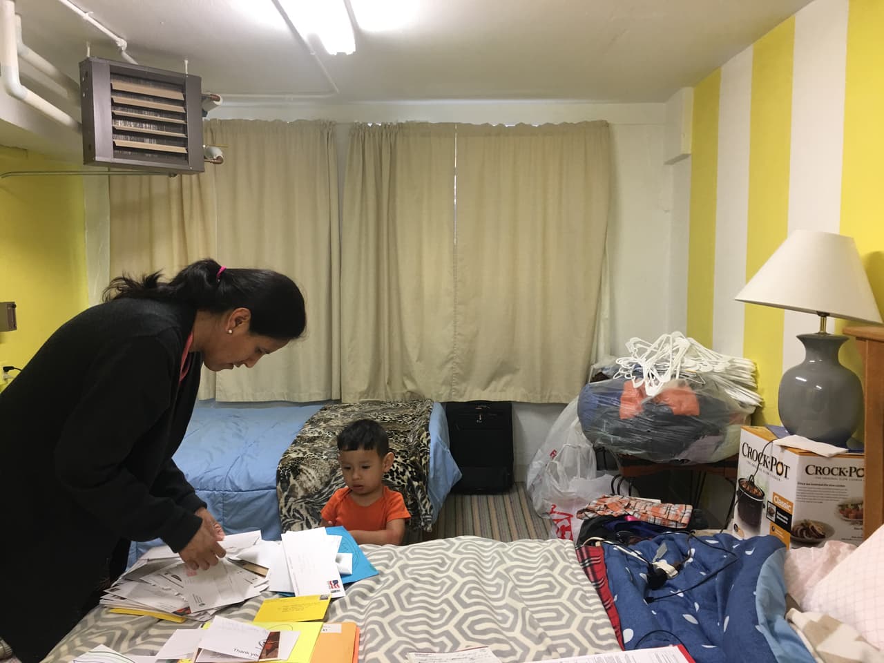 Vizguerra recoge su cuarto en la congregación First Unitarian Society, en el centro de Denver, donde vive desde mediados de febrero. En la foto aparece junto a su nieto de dos años, Santiago. (Patricia Vélez/Univision Noticias)