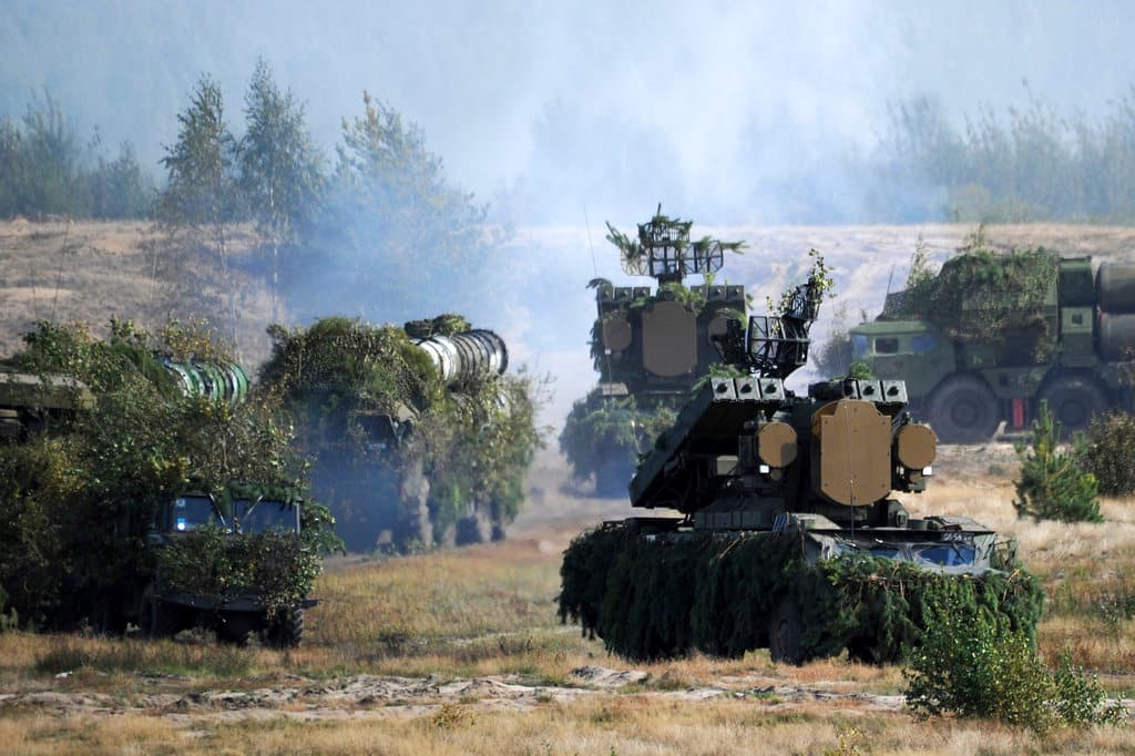 El S-300 es un sistema de misiles tierra-aire de largo alcance, anteriormente soviético y posteriormente ruso, que se utiliza para defenderse de aviones y misiles de crucero. El sistema está totalmente automatizado y el radar se encarga de la designación del objetivo. El sistema tiene un alcance de hasta 160 millas (250 kms) y puede atacar simultáneamente a numerosos aviones o misiles. En la foto: Lanzadores de misiles tierra-aire OSA-AKM y sistemas antiaéreos S-300 del ejército bielorruso durante unos ejercicios militares, el 19 de septiembre de 2017.