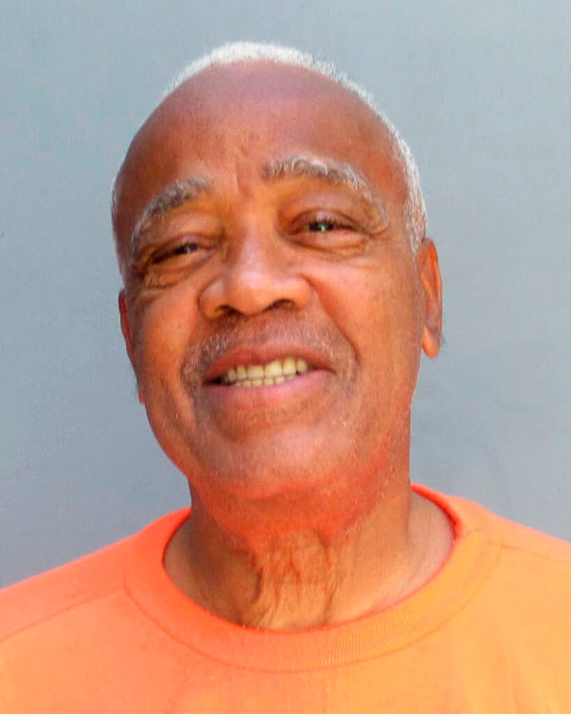 <h2 class="cms-H2-H2">Murray Hooper</h2>
<br>
<b>Fecha de ejecución:</b> 16 noviembre 2022
<br>
<b>Lugar de ejecución: </b>Arizona
<br>
<br>Hooper fue condenado por el 
<a href="https://www.univision.com/local/arizona-ktvw/murray-hooper-ejecutado-inyeccion-letal-16-noviembre-arizona">asesinato de William Redmond y su suegra, Helen Phelps</a>, tras irrumpir en su casa en un intento de asalto en diciembre de 1980. Marilyn Redmond, esposa e hija de las víctimas mortales, respectivamente, también resultó herida en el hecho, pero sobrevivió y dio testimonio contra Hooper.
<br>
<br>El declarado culpable se había negado a elegir un método de ejecución, por lo que se optó por defecto por la inyección letal.
<br>