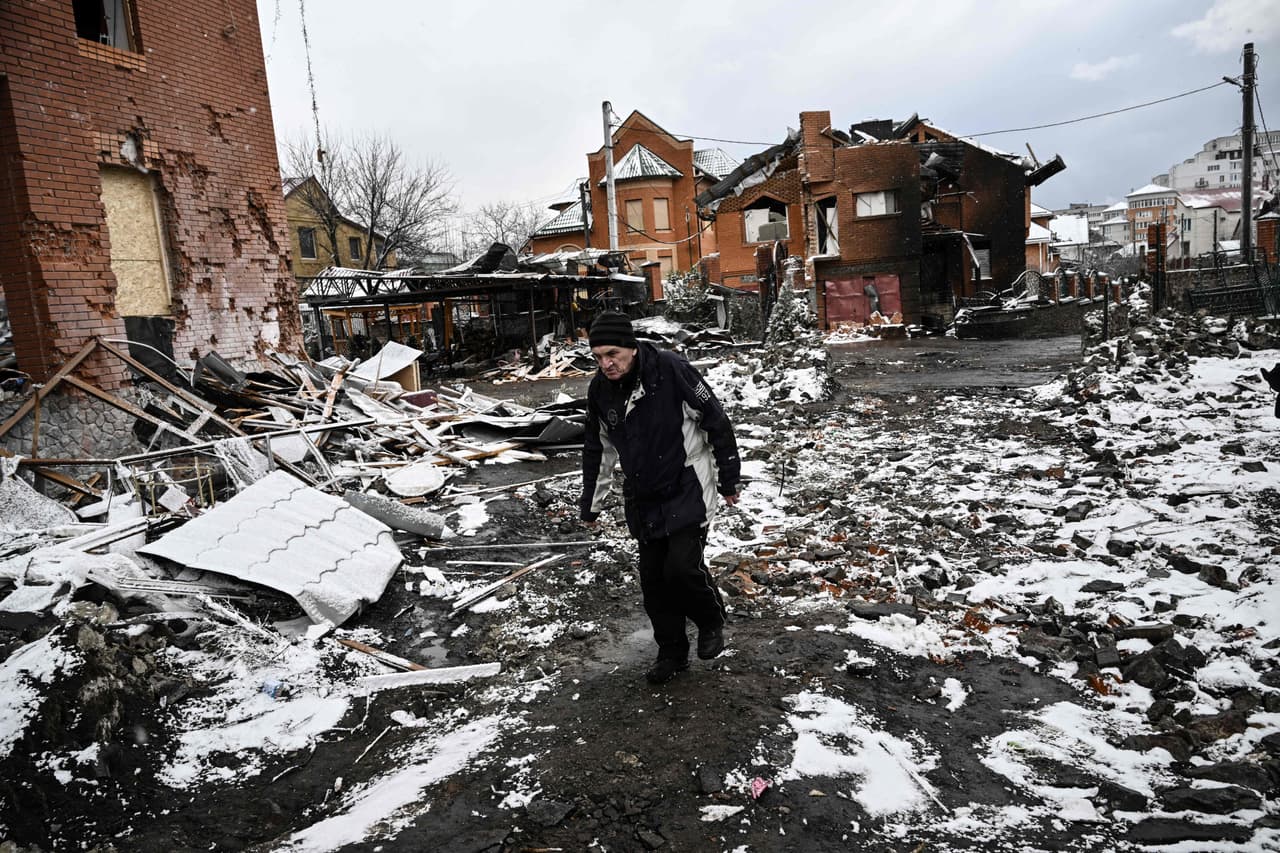 Las tácticas de guerra que lleva a cabo Rusia en su invasión a Ucrania 
<a href="https://www.univision.com/noticias/mundo/doctrina-militar-putin-bombas-ciudades-kyiv-alepo-grozny" target="_blank">fueron puestas en práctica durante años en Siria</a>. Desde 2015, Rusia ha intervenido en el conflicto interno en Siria al lado del régimen de Bashar al Asad, lo que ha facilitado victorias decisivas a Damasco.