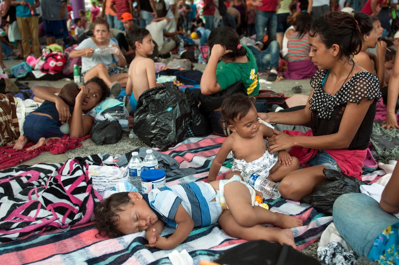 Los refugios en Tapachula, México, se llenaron con los migrantes que integran la caravana.Mientras los migrantes pasaban por las comunidades mexicanas a las afueras de Ciudad Hidalgo eran recibidos con aplausos, cánticos solidarios y donaciones de comida y ropa por parte de los mexicanos. 
<br>