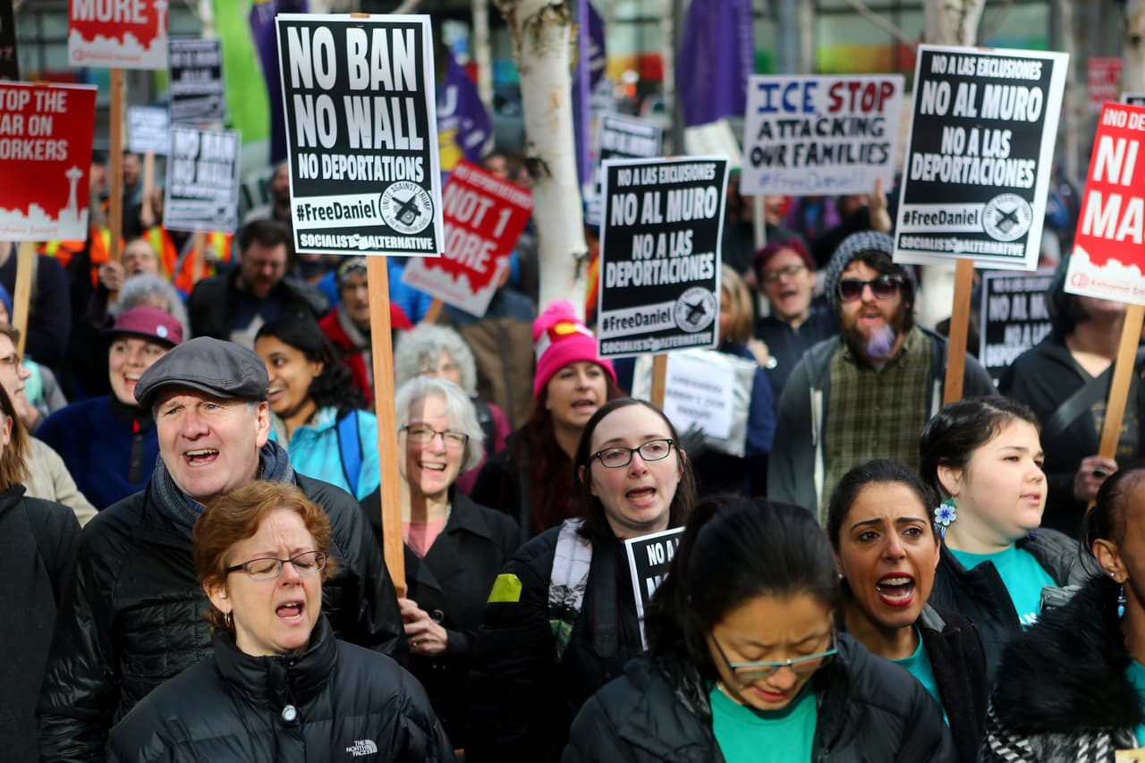 <b>17 de febrero de 2017 | </b>Una protesta en las puertas de una corte federal en Seattle, Washington, contra la 
<b>detención del dreamer Daniel Ramirez Medina</b>. Con el nuevo gobierno, varios dreamers –a los que DACA se les habría vencido o inhabilitado– han sido arrestados 
<b><a href="http://www.univision.com/noticias/deportaciones/por-primera-vez-un-dreamer-con-daca-fue-deportado-a-mexico">e incluso deportados</a></b>.